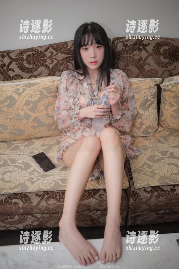 说实话，Kang Inkyung的定制连体衣我越看越觉得好奇，怎么会这么合身？